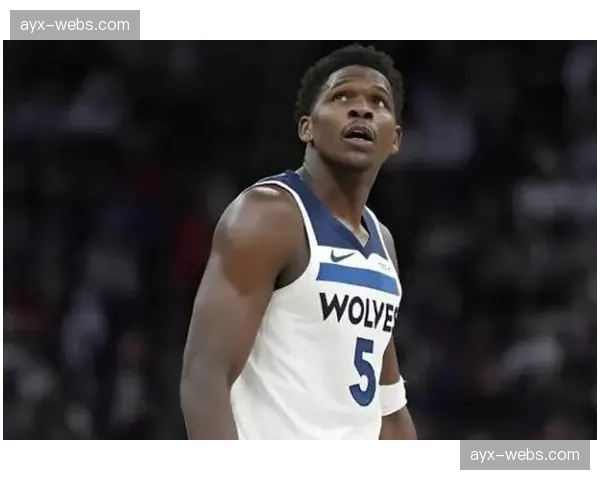 镜头回放：安东尼·爱德华兹完成追身封盖后，对着客场观众席做出“噤声”手势